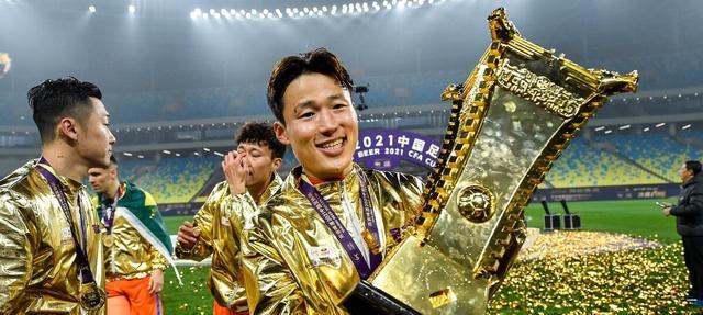 徐新|媒体人曝出徐新离开山东泰山队原因，球迷：没孙准浩费莱尼他算啥