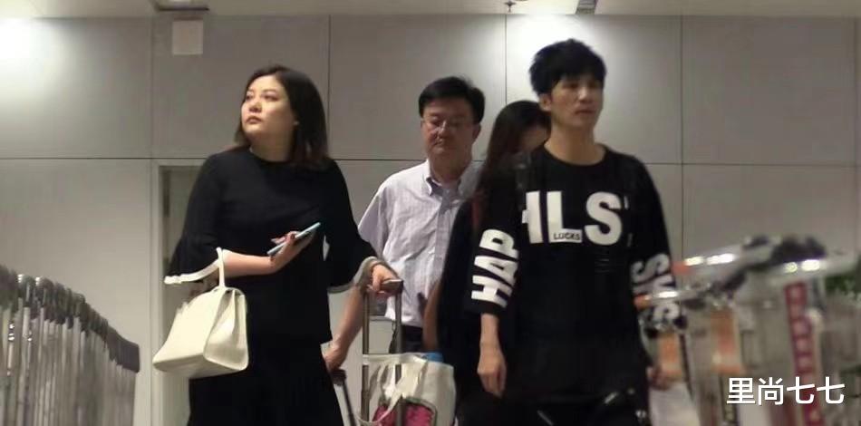 大张伟老婆不漂亮但有福气！拎爱马仕走机场，气场超强像女主