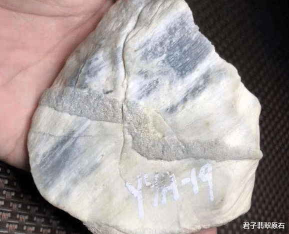 翡翠|6位数入手的“猛料”,切开有紫有绿还有手镯,但货主却提不起什么兴趣了