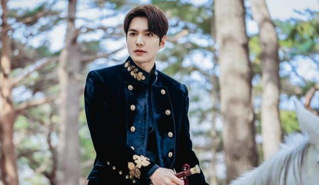 李敏镐|晒晒李敏镐在韩国的家，室内摆放了很多鲜花，不像是一个男生的家