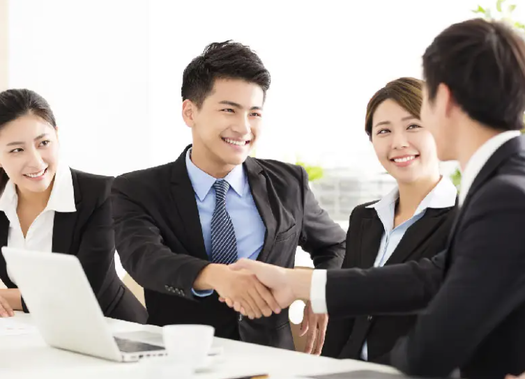 |在工作会议中枯坐，到底该发言好、还是不要发言好？