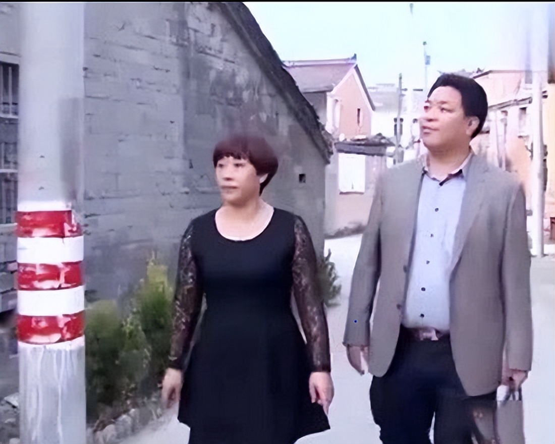 1993年孤身女孩收留三名“乞丐”,20年后“乞丐”带百万支票报恩