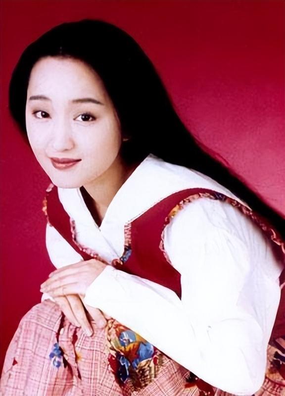 杨钰莹|赖文峰出狱后娶妻又生子，而杨钰莹却至今未婚，她在追求什么？