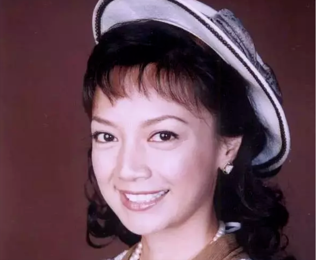 香港小姐|8位港姐窘况：有人抵押皇冠还债，有人菜市场摆摊，个个风光不再