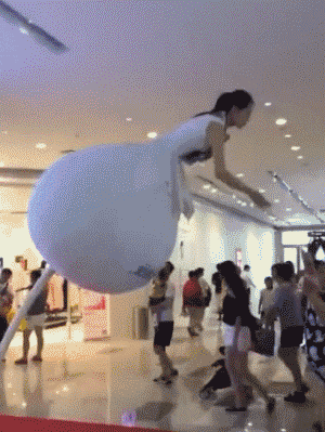 李晨|李晨与美女富婆吃大餐！头靠头合影显亲密，还曾在酒吧嗨玩到凌晨