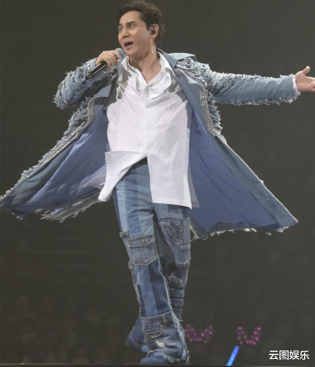 黄凯芹|周慧敏现身黄凯芹演唱会!54岁穿露背装大秀身材,皮肤白到发光