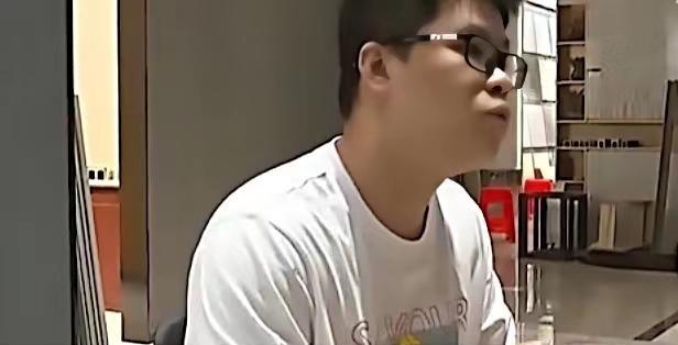 女子装修图省钱找熟人,一片瓷砖9块变23,商家:临时工报价错误