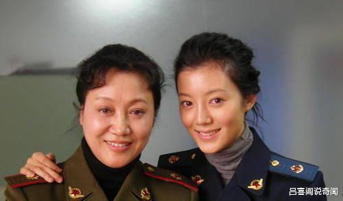 车晓|38岁车晓近照，隐瞒了20年的母亲，原来是熟悉的她