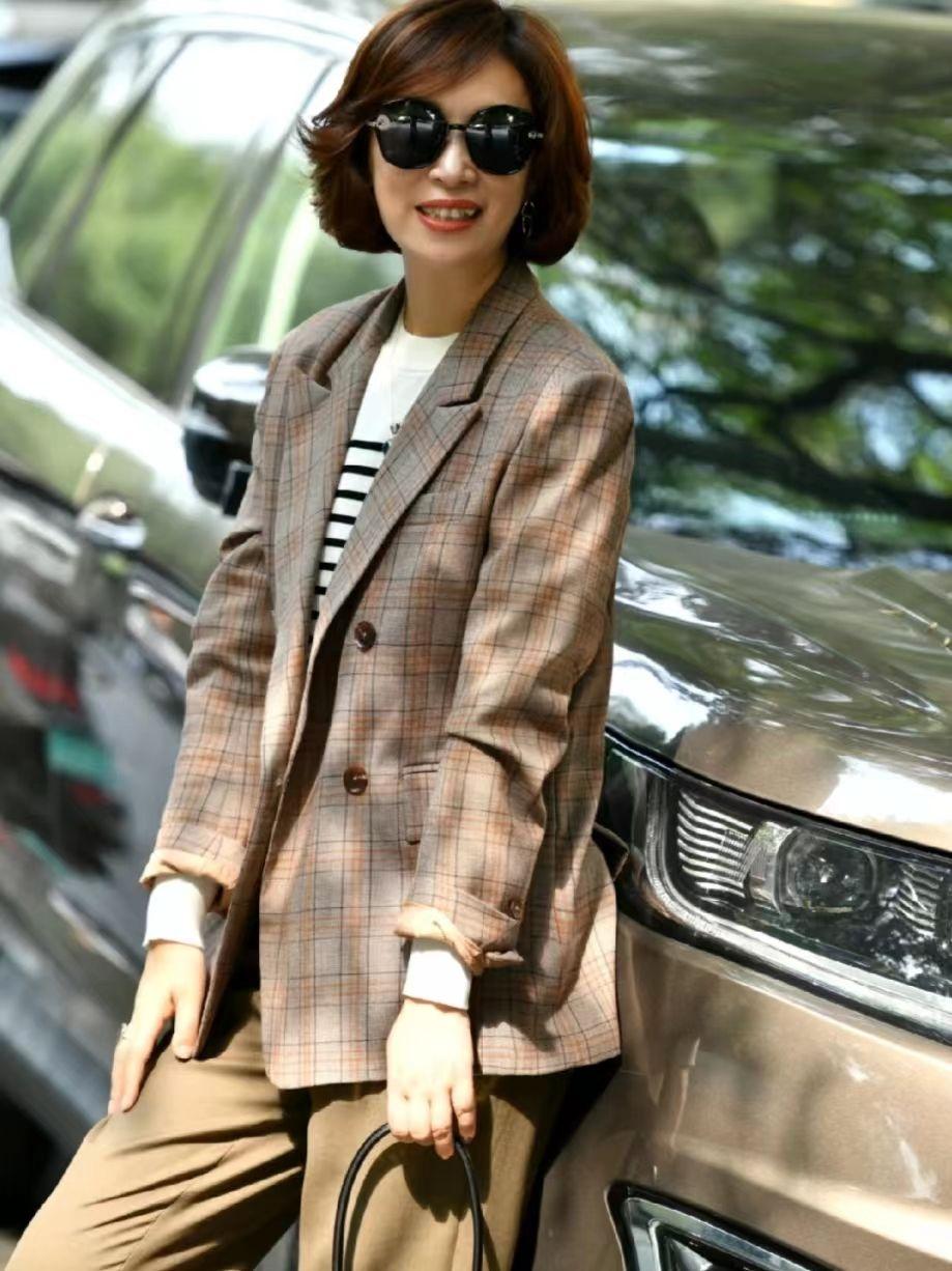 运动 远离大妈装、会叠穿、发选短，50岁女人做到这3点，赢得时尚优雅