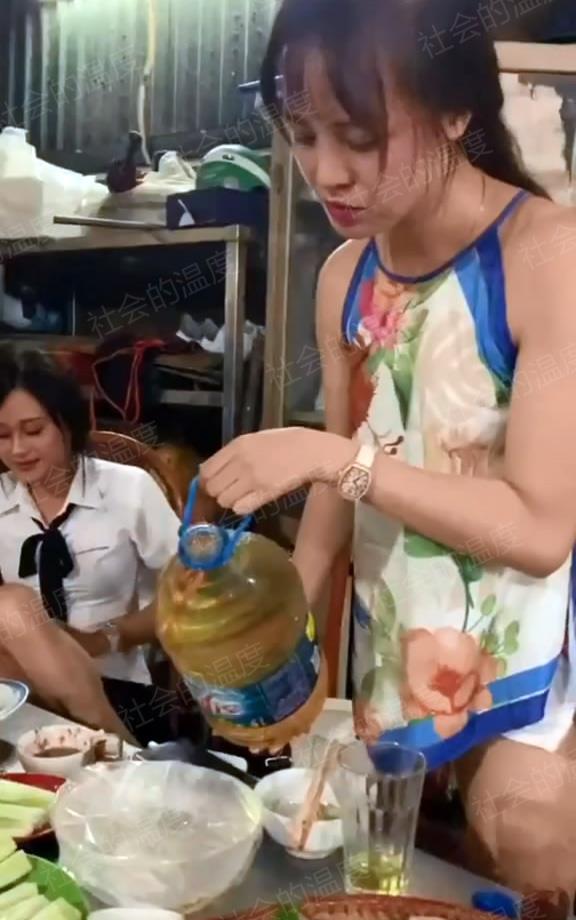 ?越南女孩被中国男友抛弃,借酒消愁双目含泪:2500元工资还嫌少
