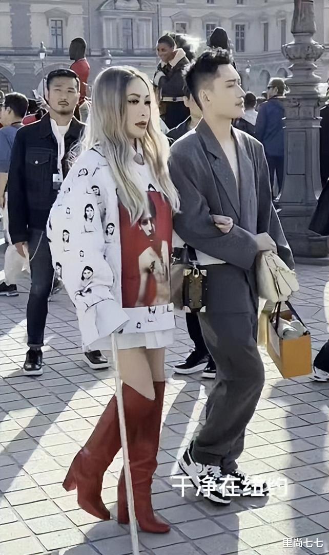 |萧亚轩怎么变成这样！鼻子突兀像格格巫，行动迟缓拄拐亮相