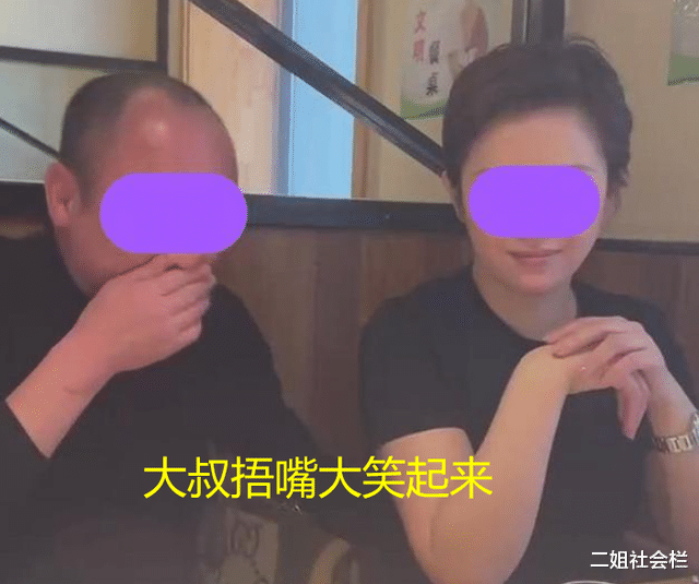 秃头大叔带漂亮女子吃大餐，聊得可开心，网友感叹我输在哪了？