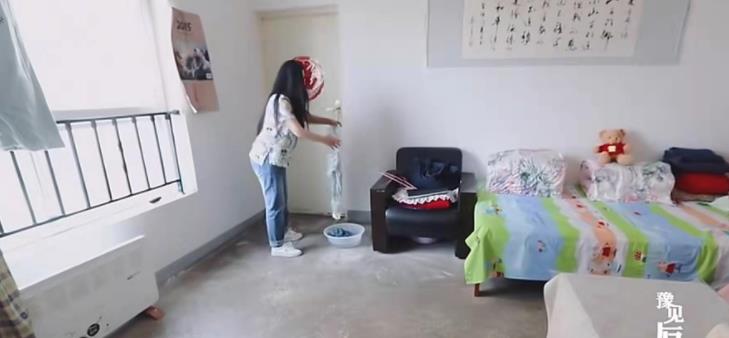 父亲跳海16年了,\追星狂人\杨丽娟,45岁没人敢娶如今过得怎样?