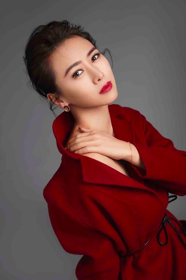 翁虹|性感女神，与丈夫相识4个月闪婚，今晒婚纱照庆结婚15年，甜蜜