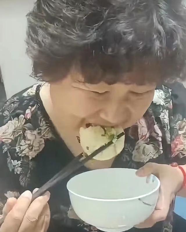 杜新枝|杜新枝再秀厨艺！杜氏生煎包出炉，郭希宽面露难色，疑似翻车？