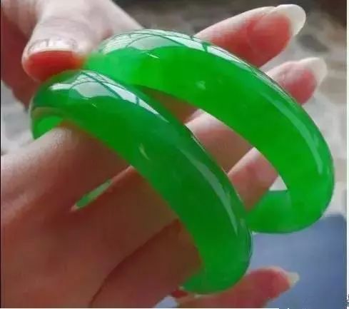 翡翠|一块被绺裂“附体”的翡翠原石。