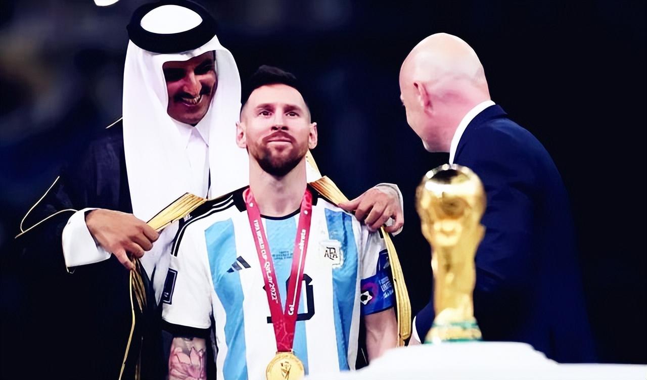 梅西|梅西夺冠身披的金边黑袍到底啥来头？价值高达3000万？