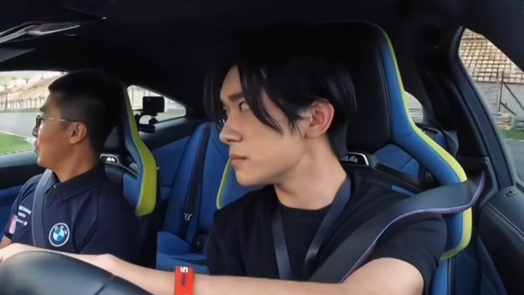 易烊千玺|易烊千玺近照被曝光，长头发，更添成熟稳重气质