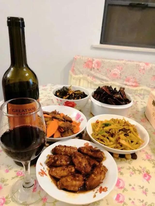 案例:女教师不穿胸罩被同事偷拍,被勒索财色引发血案