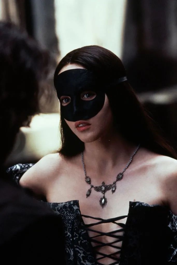 阿佳妮|19岁打破奥斯卡记录，26岁美到全球封禁，如今却被嘲全脸崩塌