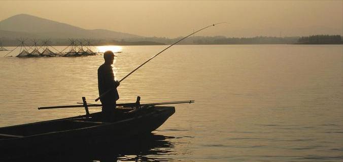 饵料|最狠钓鱼佬!“长虫”都已经钻进了裤裆,依旧能淡定遛鱼