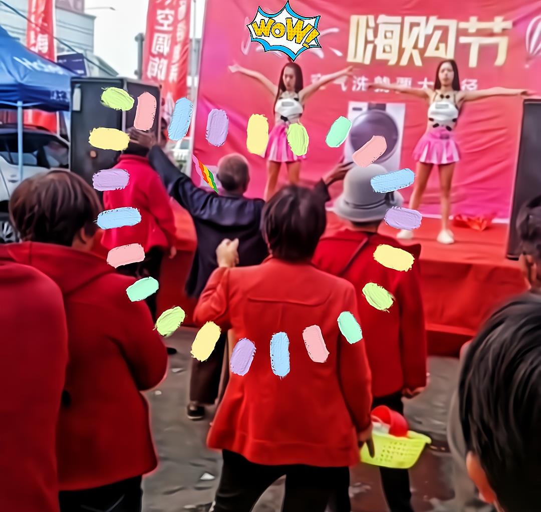 两个女孩在台上跳舞,六旬老人跟着一起摇摆,最后连衣服都脱掉了