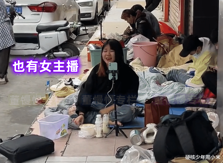 广西一男子边流浪边直播,众人围观嘲笑被怼:我赚得比你多