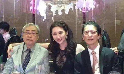 爷孙恋|“爷孙恋”男主去世,小女友无人现身:风流一世,最后成工具人?