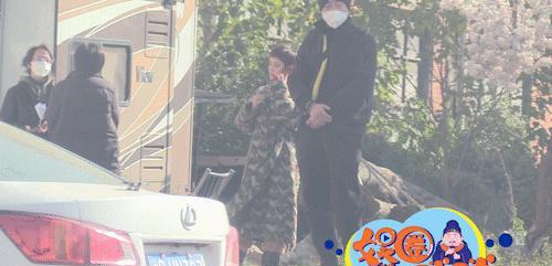 孙俪|孙俪霸气红衣登时尚杂志开年封面穿迷彩服拍广告现场忙碌玩手机