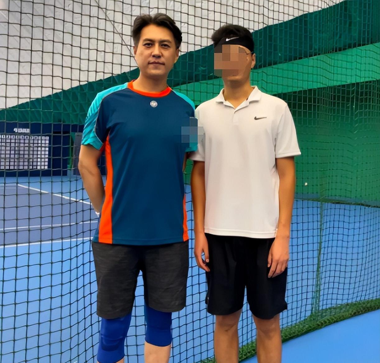 靳东|45岁靳东打网球被偶遇!两鬓有明显白发,主演《底线》获好评