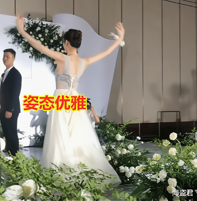 伴娘穿着清凉“献舞”,新郎侧过头看入迷,网友:的确比新娘漂亮
