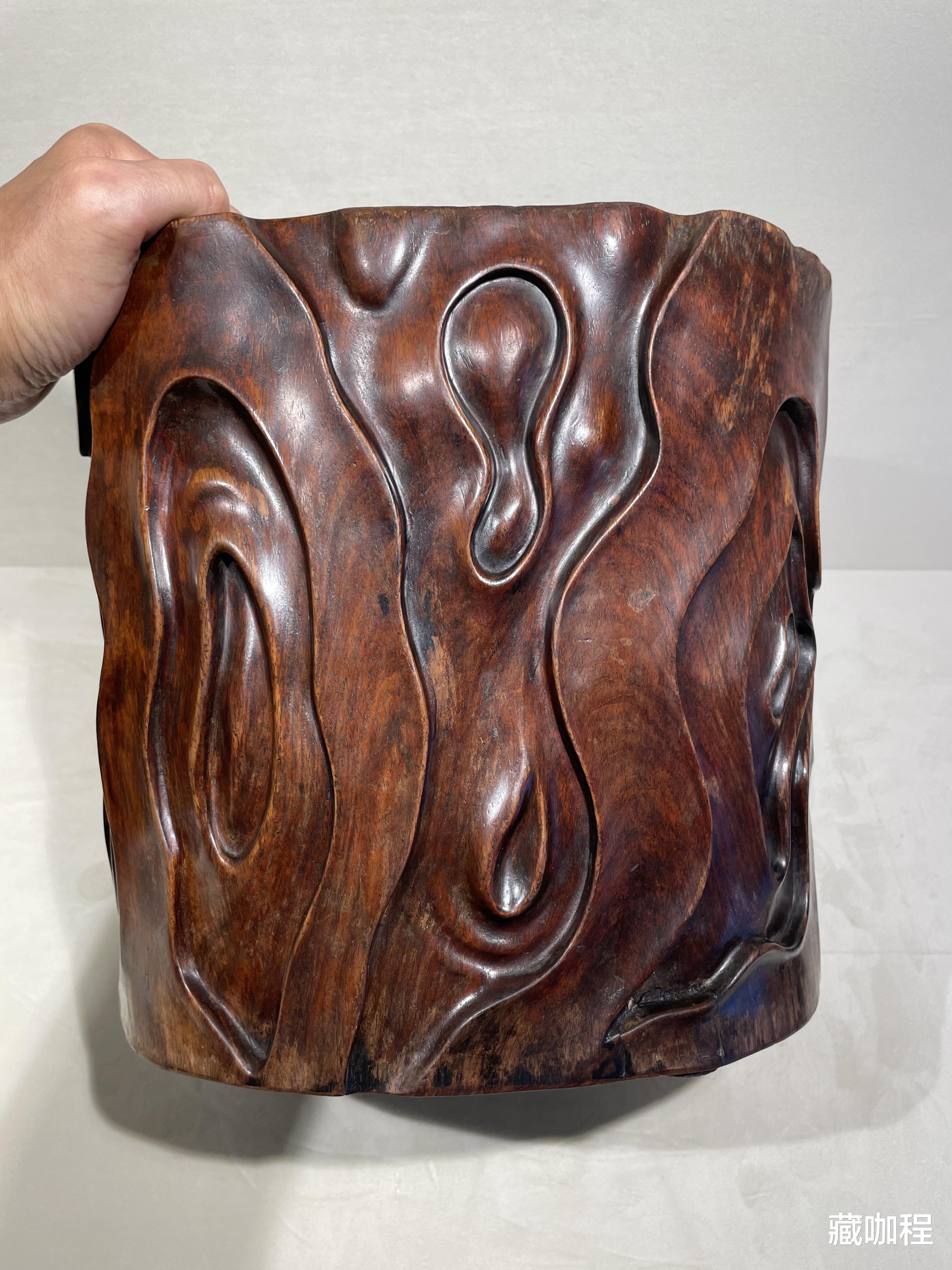 笔筒|仿树桩外皮剥落，黄花梨根雕笔海惟妙惟肖