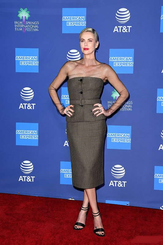 查理兹塞隆女神穿紫色礼服裙优雅大气不失甜美，45岁依然很年轻