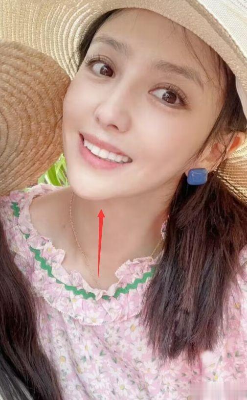 佟丽娅|佟丽娅与好友同游迪拜,丫丫面部僵硬不自然,住超过20万一晚酒店