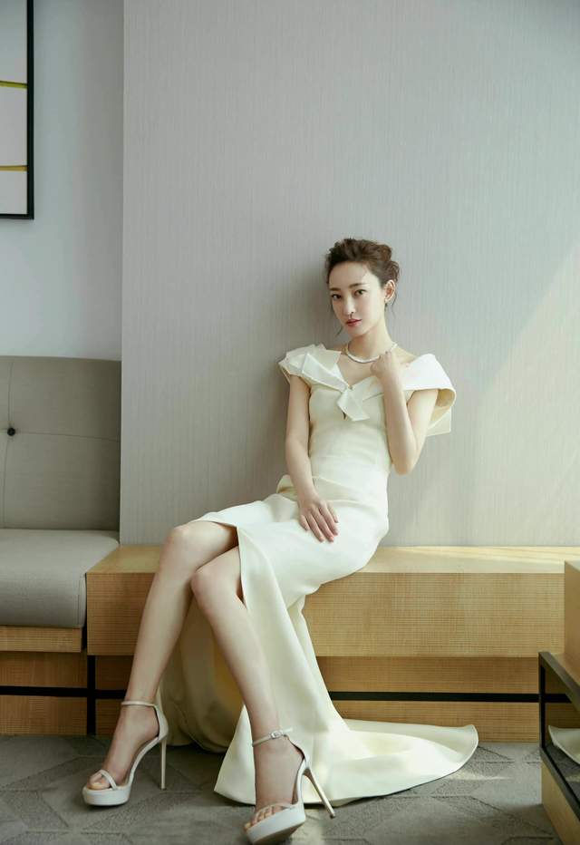 王丽坤|素颜女神，37岁颜值身材双双在线，晒氛围感美照，身材火辣太吸睛