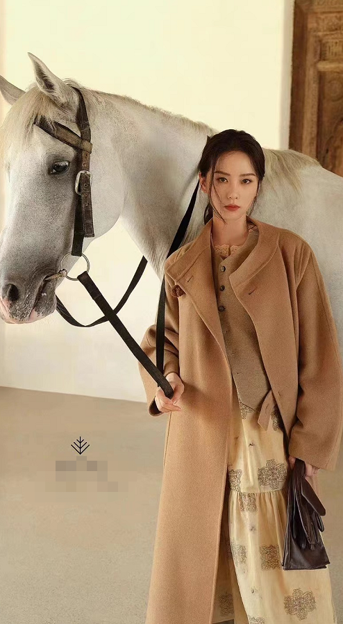 刘诗诗|刘诗诗全身心投入到角色里！拍广告都一身侠女范，穿大衣帅气爆表