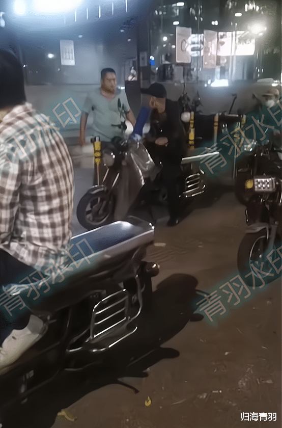戏精!男子被推一下后自动倒地,威胁对方:你打我了,我要报警!