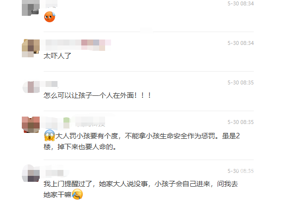 小女孩站在自家阳台外,双手紧紧握住阳台的晾衣架……