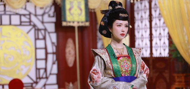 薛凯琪|薛凯琪近照被批粉太厚，晒与闺密阿娇合照掀热议