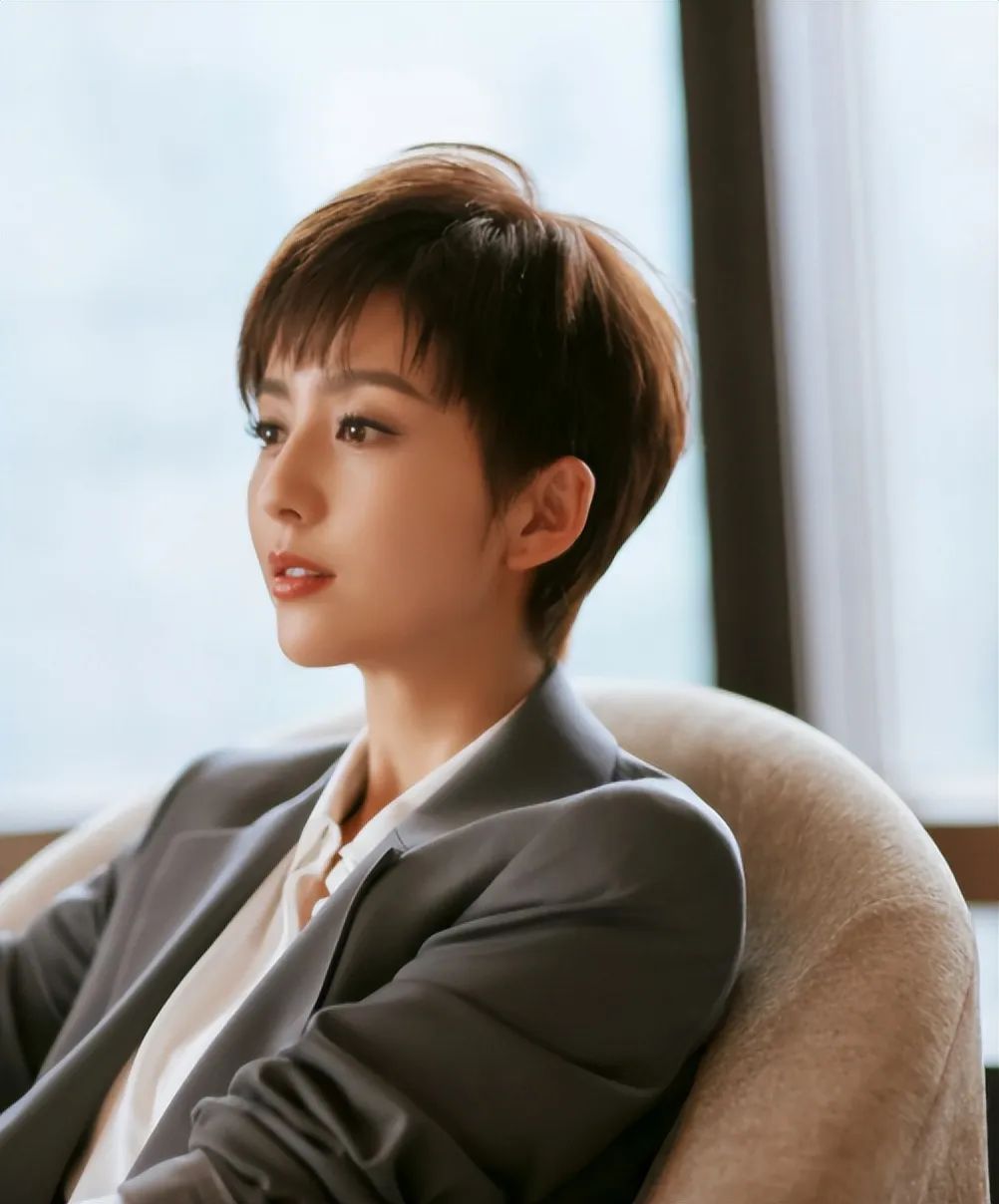 佟丽娅|佟丽娅换新发型堪比换了张脸！ “男人头”配灰西装，帅到认不出