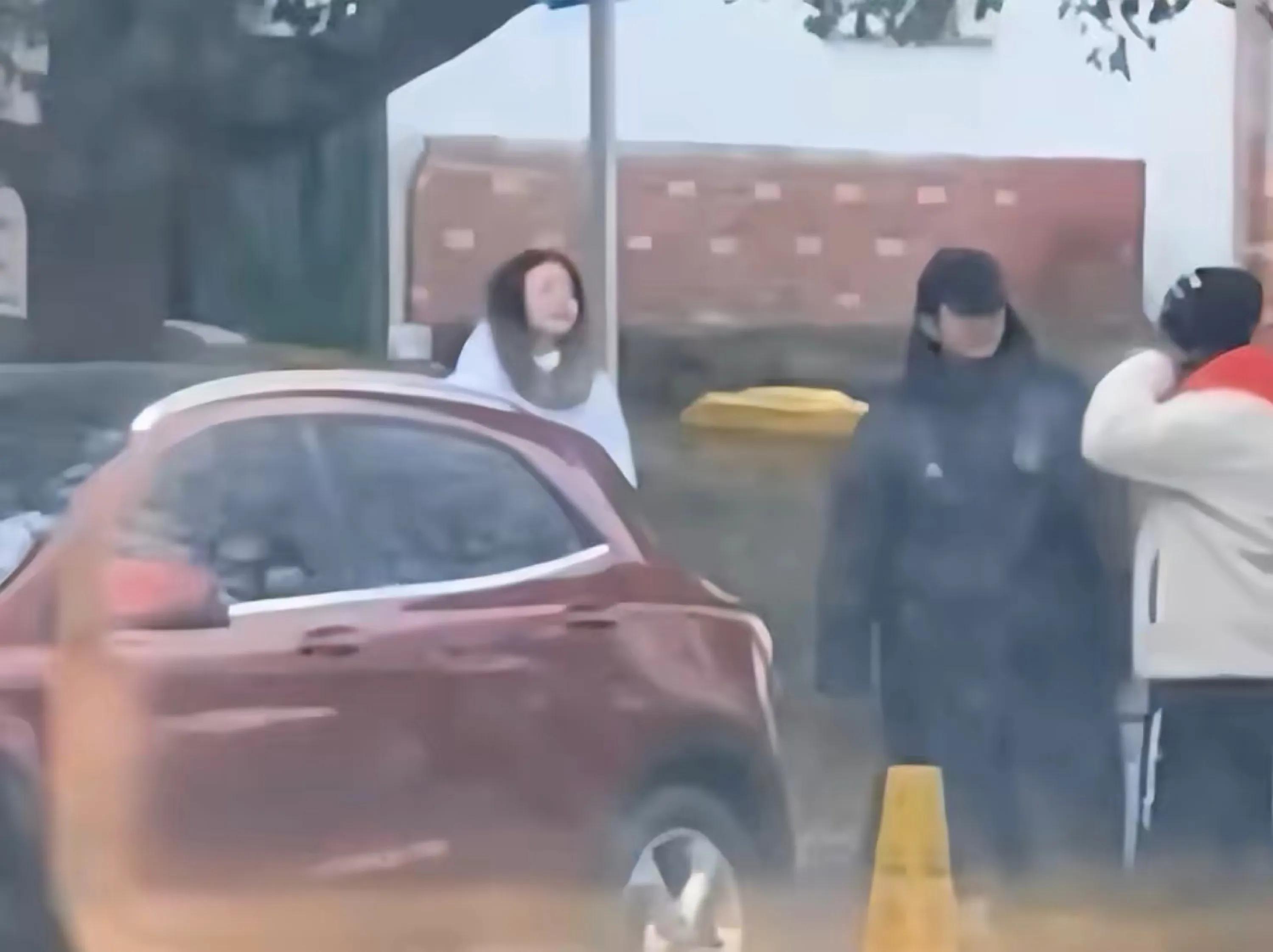 陈妍希|陈妍希春节回婆家过年，带儿子去看电影，6岁小星星很像爸爸陈晓