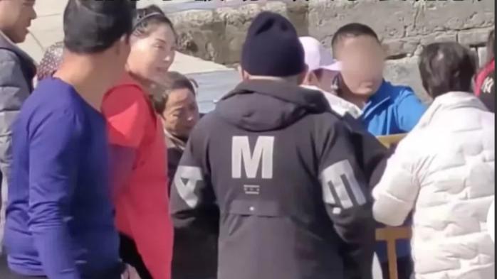 山东，烟台。一女子看到渔民的螃蟹很肥后想买一些，渔民告知她有人订了不卖了