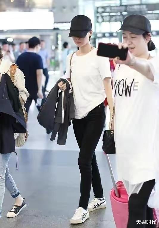 车晓|车晓纤瘦身材暴露大骨架,简单的黑白配没有明星范,太瘦影响气质