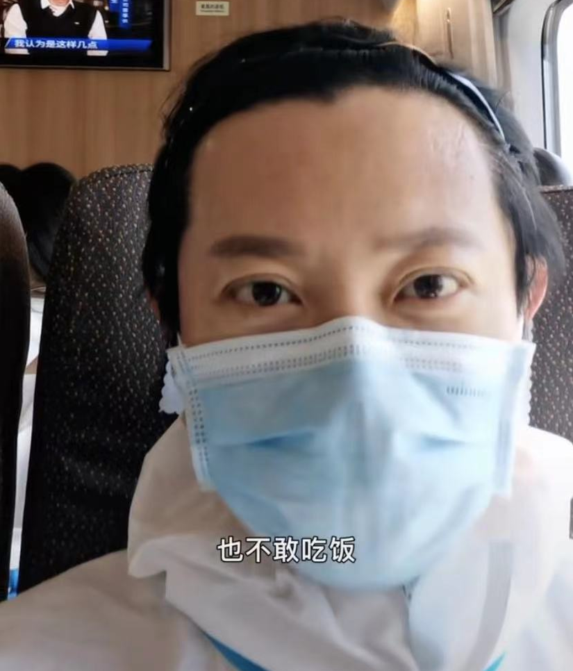 罗中旭|罗中旭解封后低调逛街，人来人往无人识，超市脱口罩吃18元雪糕引争议