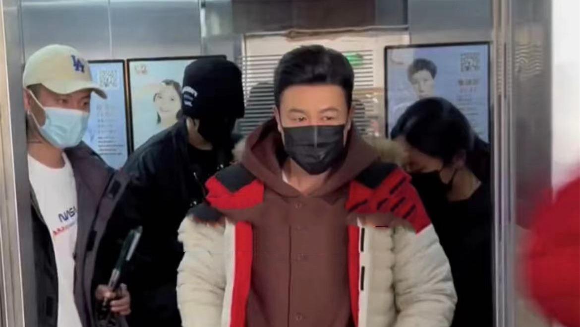 张颂文|“高启强”张颂文被女粉丝围堵，穿百元鞋接地气，身旁鲜肉无人理