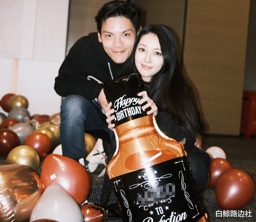 郭碧婷|郭碧婷怀二胎实锤?和家人逛街小腹突出明显,与向佐街头甜蜜接吻