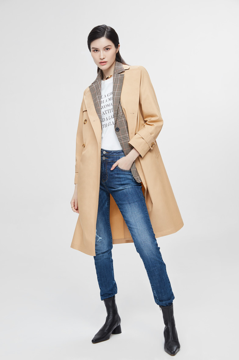 超模何穗拍写真,收腰风衣配蓝绿色渐变百褶半身裙清爽优雅很春天