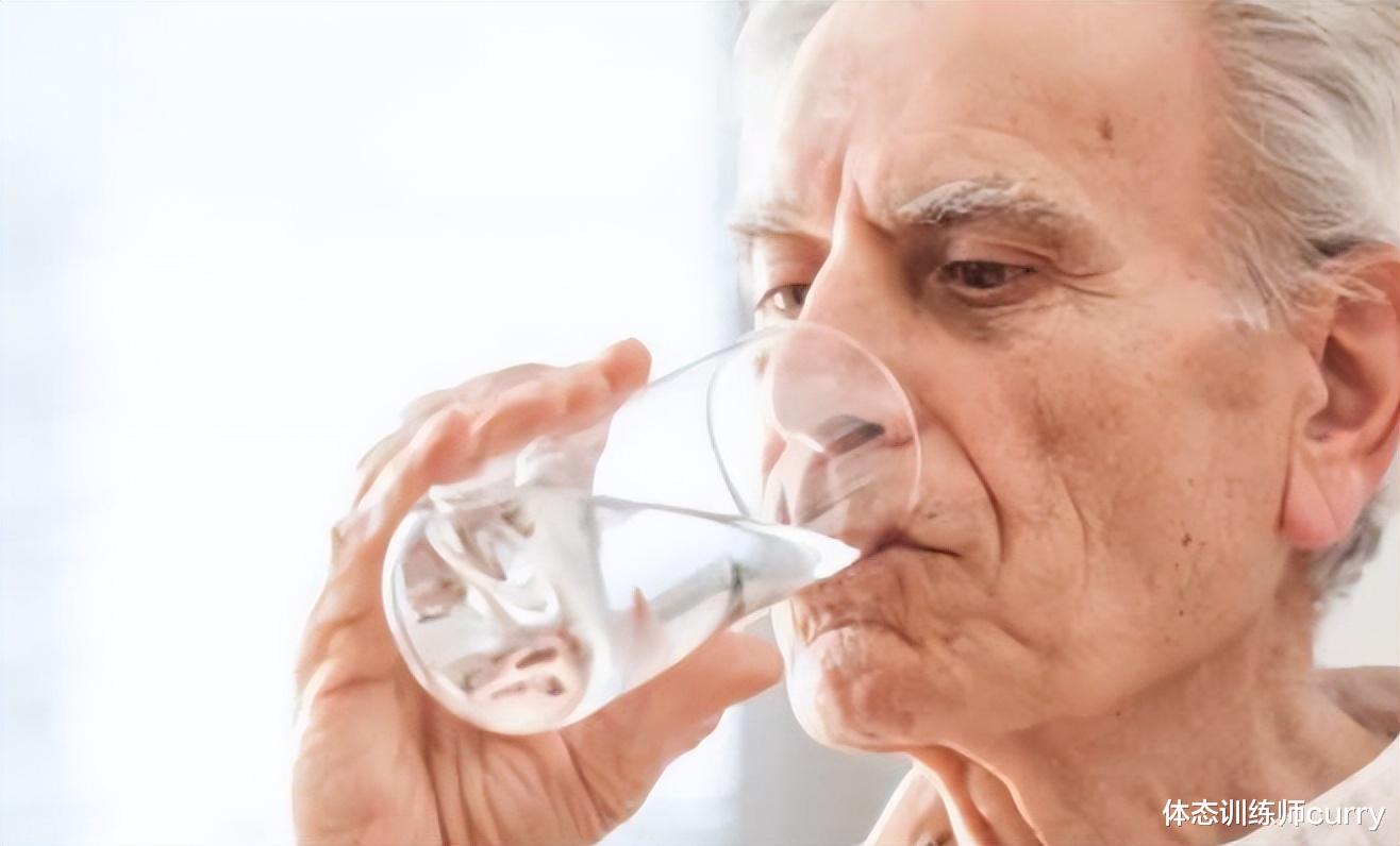 运动|早上空腹喝水,比不吃早饭还伤身?起床后按序做4事,延年又益寿