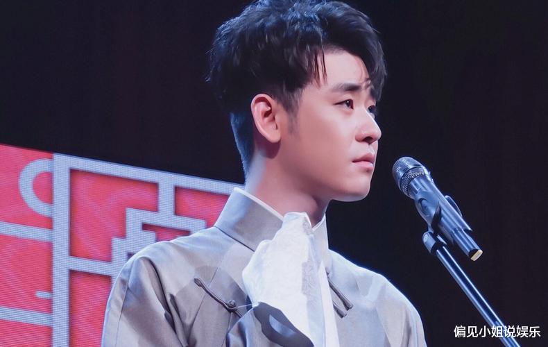 张云雷|大褂是借的，头发是随便抓的，德云社张云雷做公益活动不搞花架子