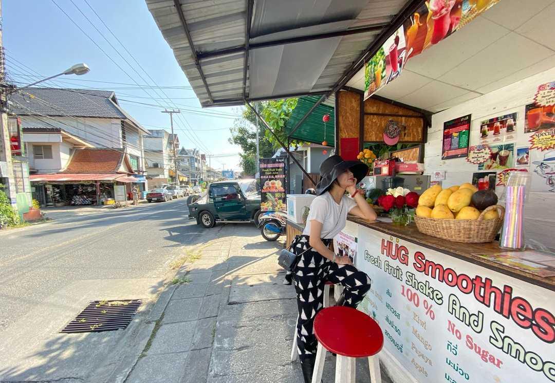 鸡胸肉 殷桃的饱满身材数一数二，穿挂脖连衣裙配短发，身材比例超级抢镜